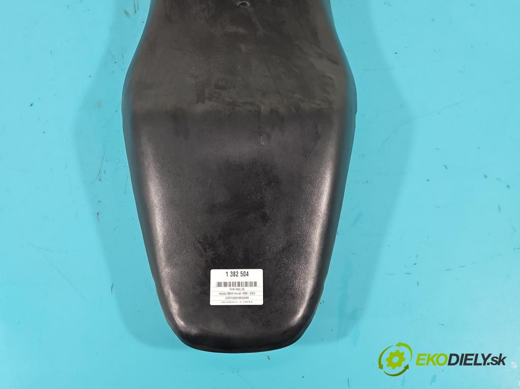 Honda CB600 Hornet 1998-2003 0.6 95 HP manual 70 kW 600 cm3 2- Sedačka ľavý  (Sedačky, sedadlá)