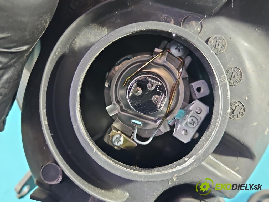 Toyota Yaris I 1999-2005 1.4 D4D 75 HP manual 55 kW 1364 cm3 5- Reflektor: pravý  (Pravé)