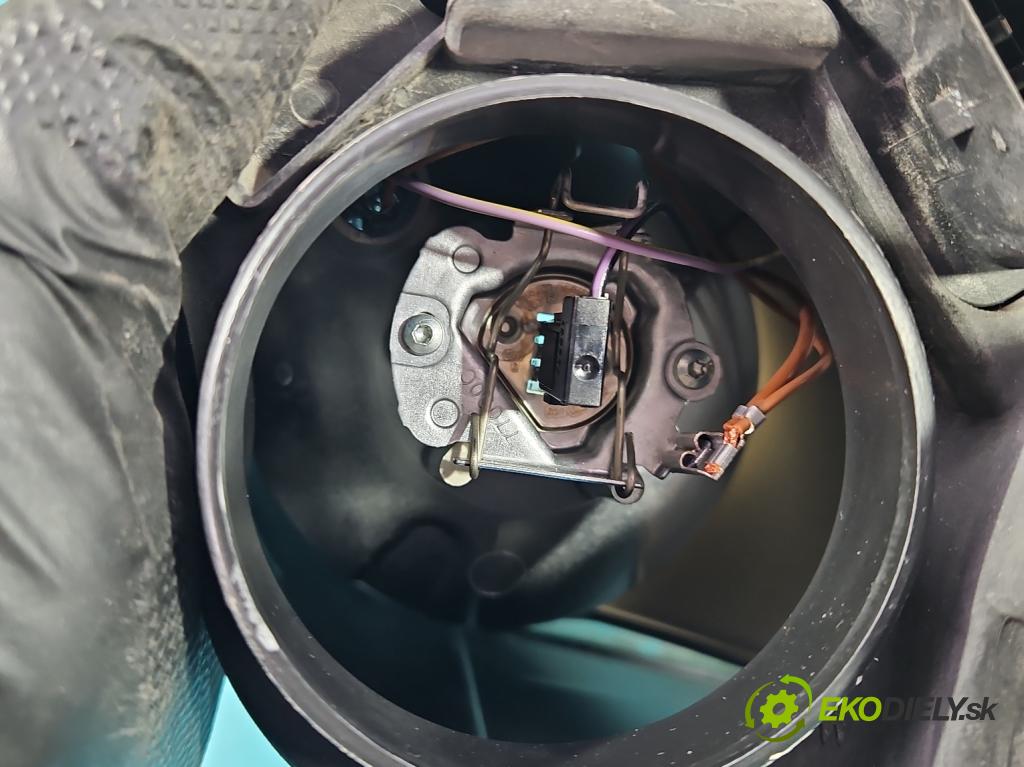 Vw Polo IV 9N 2001-2009 1.2 12V 64 HP manual 47 kW 1198 cm3 5- Reflektor: pravý  (Pravé)