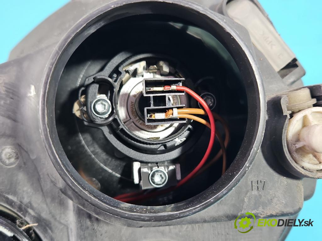 Vw Polo IV 9N 2001-2009 1.2 12V 64 HP manual 47 kW 1198 cm3 5- Reflektor: pravý  (Pravé)