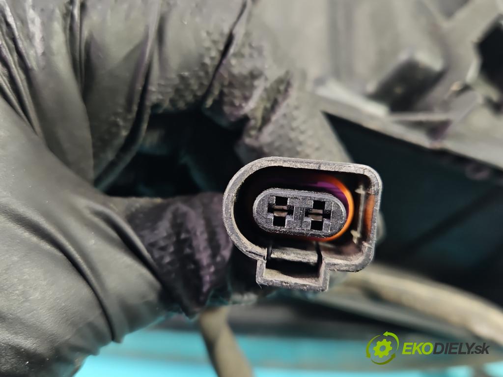 Volvo XC90 I 2002-2014 2.9 T6 272 HP automatic 200 kW 2922 cm3 5- Reflektor: pravý  (Pravé)