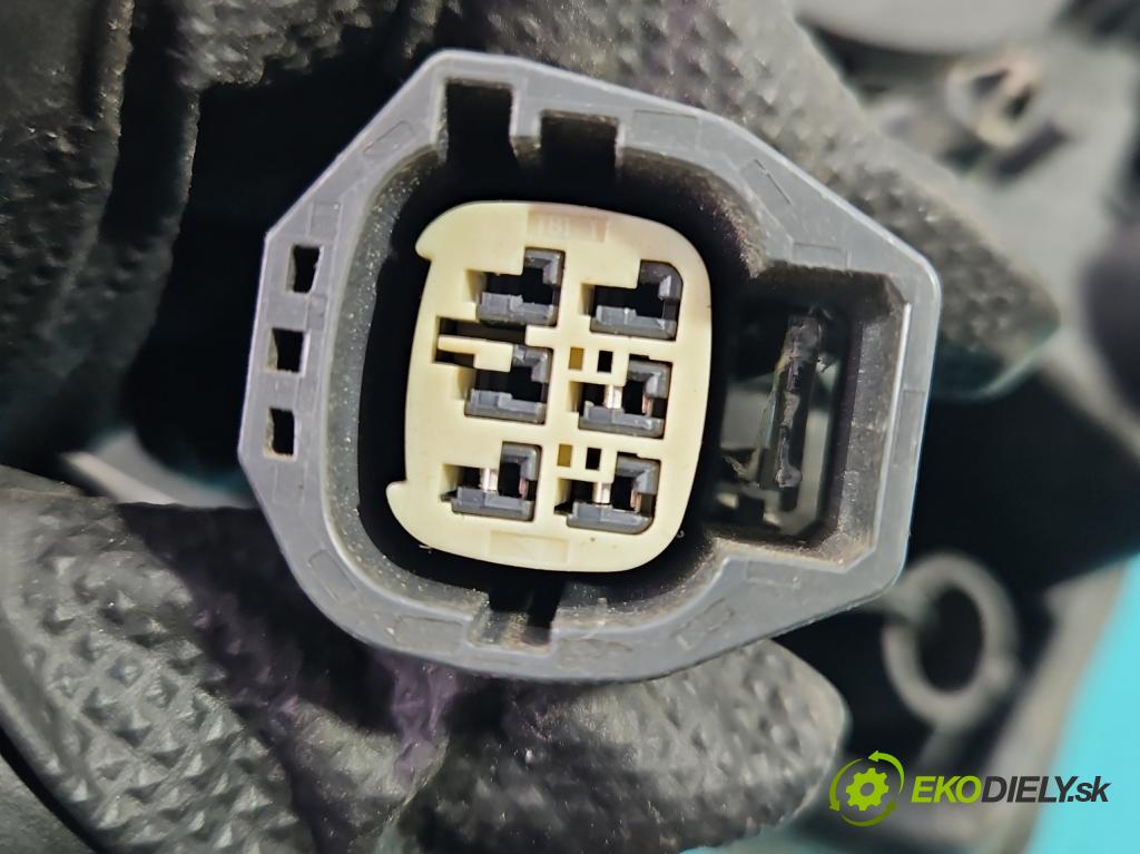 Volvo XC90 I 2002-2014 2.9 T6 272 HP automatic 200 kW 2922 cm3 5- Reflektor: pravý  (Pravé)