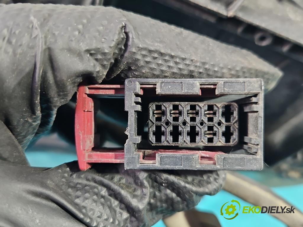 Volvo XC90 I 2002-2014 2.9 T6 272 HP automatic 200 kW 2922 cm3 5- Reflektor: pravý  (Pravé)