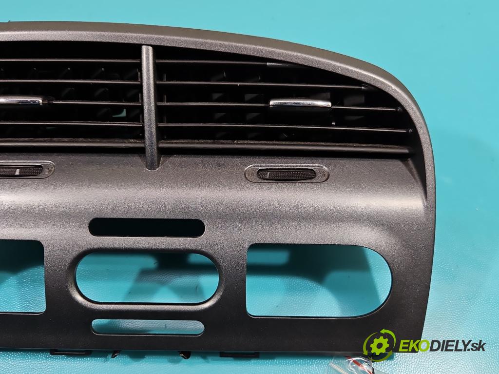 Seat Altea 1.9 tdi (BXE) 105 HP manual 77 kW 1896 cm3 5- Mřížka: kúrenia stredová 5P1819110J (Mriežky kúrenia (fukáre))