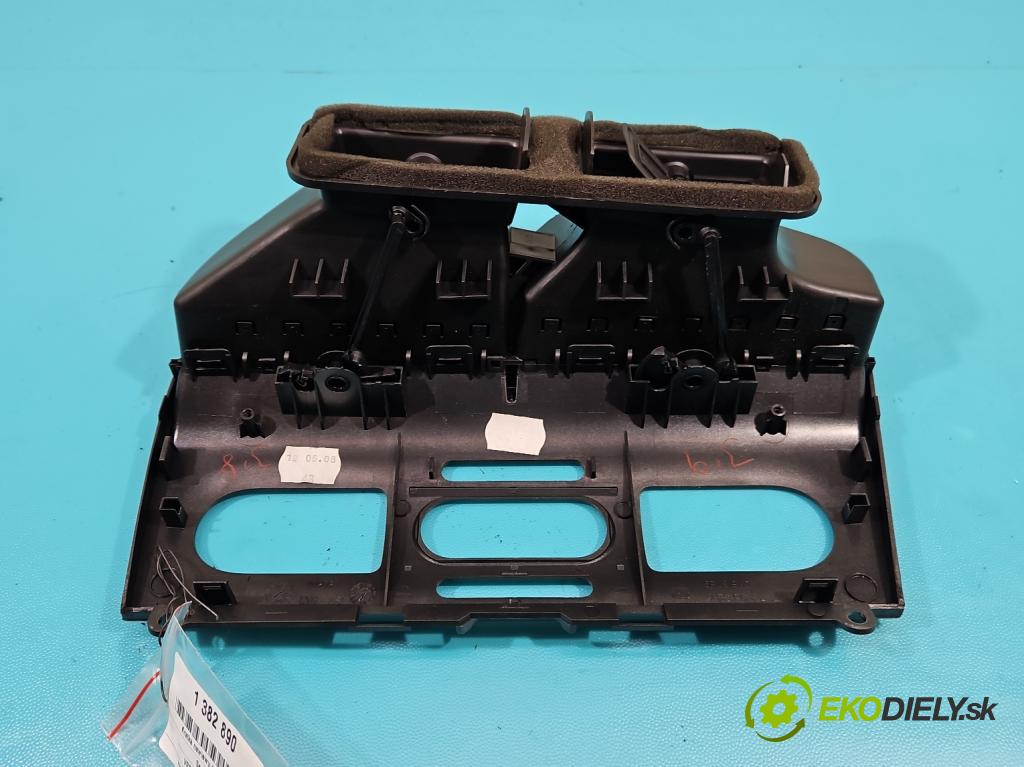 Seat Altea 1.9 tdi (BXE) 105 HP manual 77 kW 1896 cm3 5- Mřížka: kúrenia stredová 5P1819110J (Mriežky kúrenia (fukáre))