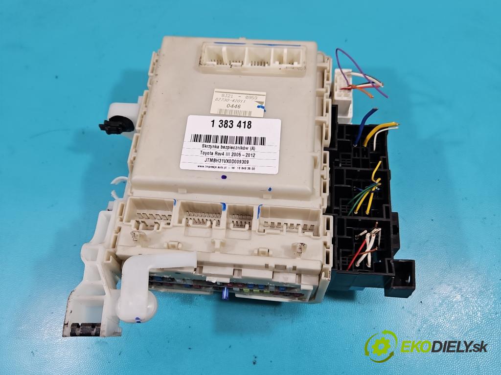 Toyota Rav4 III 2005-2012 2.0 VVti 152KM automatic 112 kW 1998 cm3 5- skříňka pojistková 82730-42011 (Pojistkové skříňky)