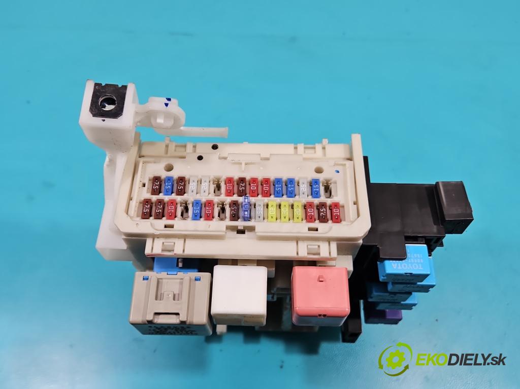 Toyota Rav4 III 2005-2012 2.0 VVti 152KM automatic 112 kW 1998 cm3 5- skříňka pojistková 82730-42011 (Pojistkové skříňky)