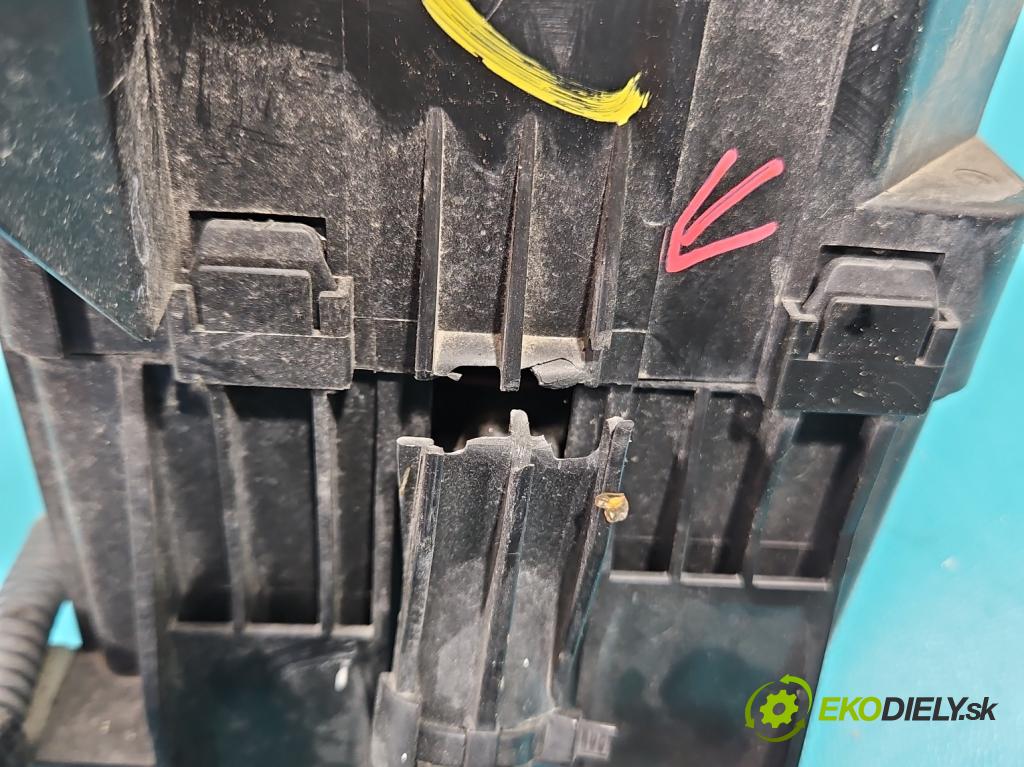 Toyota Rav4 III 2005-2012 2.0 VVti 152KM automatic 112 kW 1998 cm3 5- skříňka pojistková  (Pojistkové skříňky)