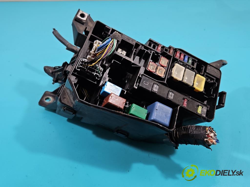 Toyota Rav4 III 2005-2012 2.0 VVti 152KM automatic 112 kW 1998 cm3 5- skříňka pojistková  (Pojistkové skříňky)