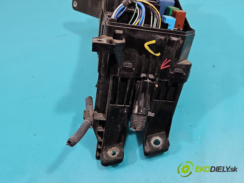 Toyota Rav4 III 2005-2012 2.0 VVti 152KM automatic 112 kW 1998 cm3 5- skříňka pojistková  (Pojistkové skříňky)