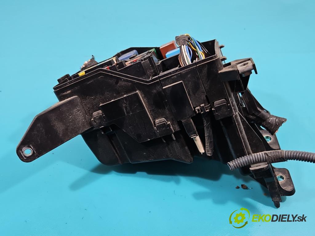 Toyota Rav4 III 2005-2012 2.0 VVti 152KM automatic 112 kW 1998 cm3 5- skříňka pojistková  (Pojistkové skříňky)