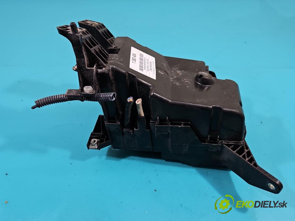 Toyota Rav4 III 2005-2012 2.0 VVti 152KM automatic 112 kW 1998 cm3 5- skříňka pojistková  (Pojistkové skříňky)