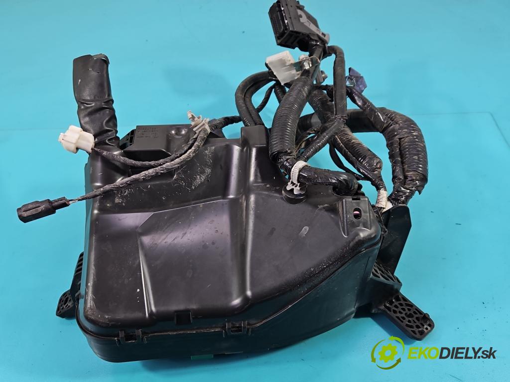 Mazda 3 III BM 2013-2018 2.0 16V 155 hp manual 114 kW 1998 cm3 4- skříňka pojistková KD45-675X0C (Pojistkové skříňky)