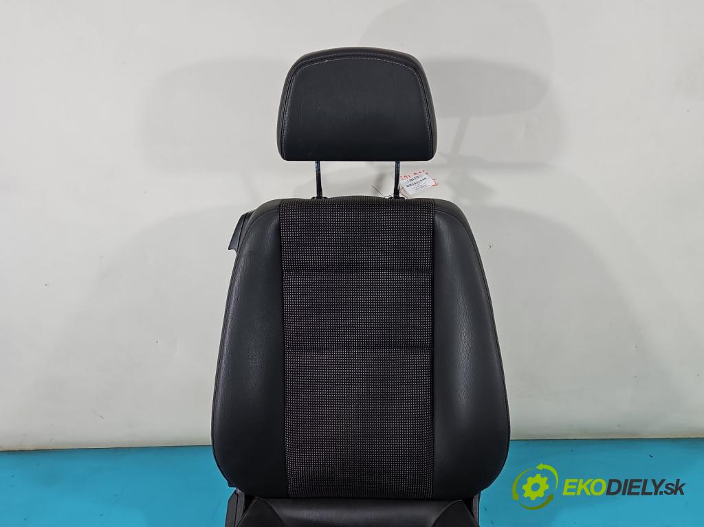 Opel Astra III 2004-2014 1.7 cdti 101 HP manual 74 kW 1686 cm3 3- Sedačka pravý  (Sedačky, sedadlá)