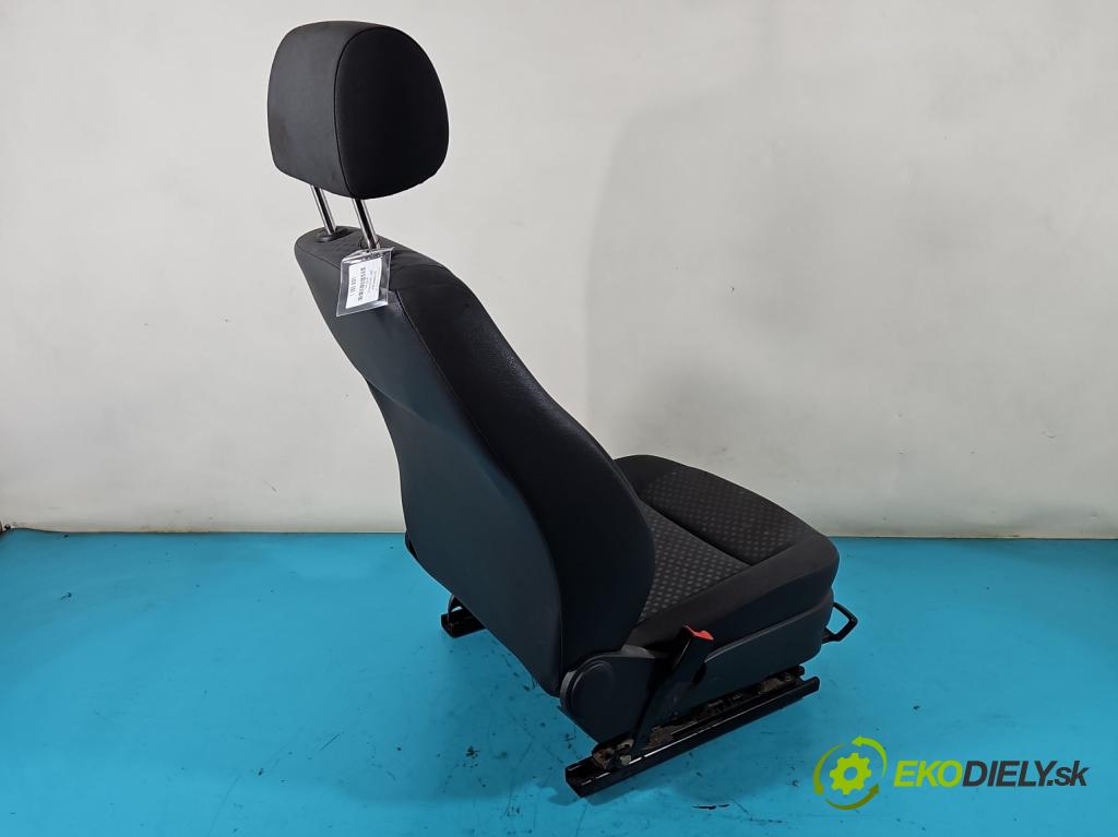 Vw Polo IV 9N 2001-2009 1.2 6V (BMD) 54 HP manual 40 kW 1198 cm3 5- Sedačka ľavý  (Sedačky, sedadlá)