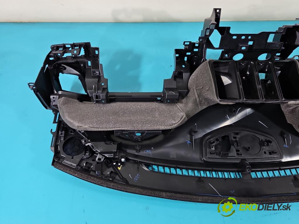 Mazda 3 III BM 2013-2018 2.0 16V 155 HP manual 114 kW 1998 cm3 4- kokpit,pristrojová doska rozdeľovacia