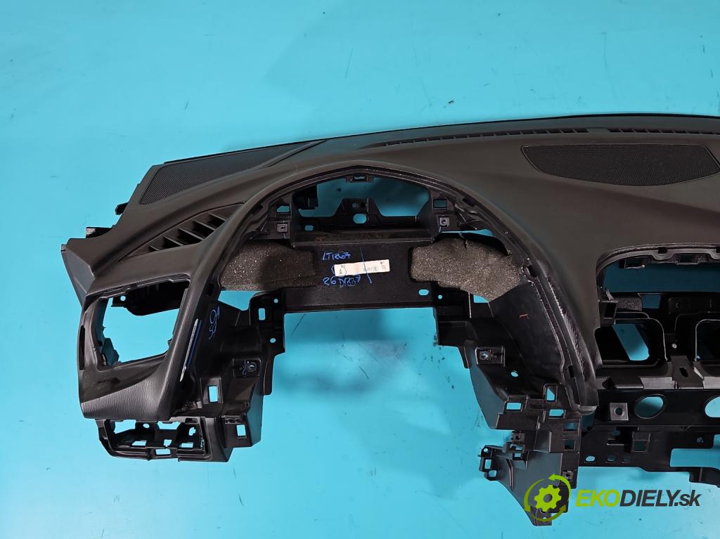Mazda 3 III BM 2013-2018 2.0 16V 155 HP manual 114 kW 1998 cm3 4- kokpit,pristrojová doska rozdeľovacia