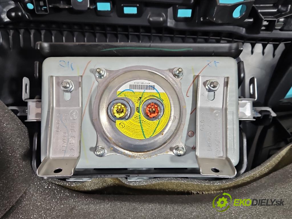 Mazda 3 III BM 2013-2018 2.0 16V 155 HP manual 114 kW 1998 cm3 4- kokpit,pristrojová doska rozdeľovacia