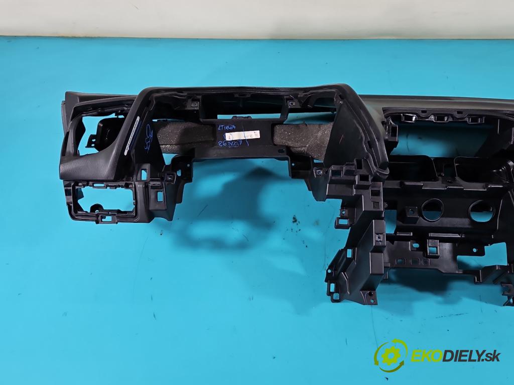 Mazda 3 III BM 2013-2018 2.0 16V 155 HP manual 114 kW 1998 cm3 4- kokpit,pristrojová doska rozdeľovacia