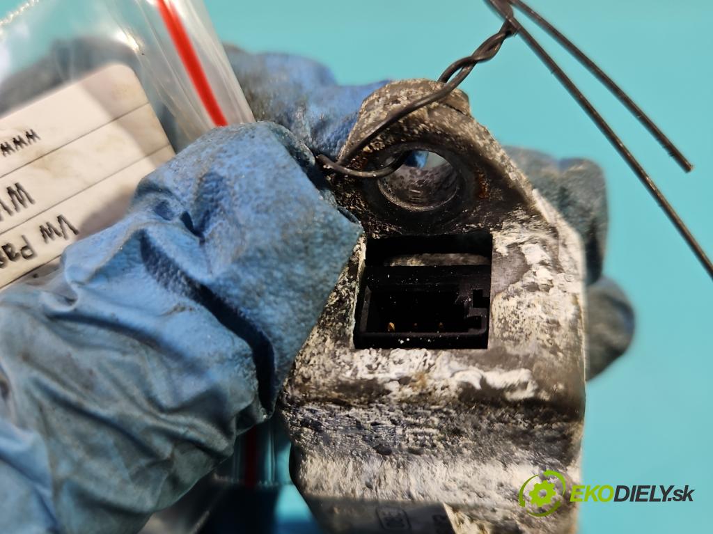 Vw Passat B5 1995-2005 1.6 101 HP manual 74 kW 1596 cm3 4- snímač šokovat: 3B0959643 (Snímače nárazu)