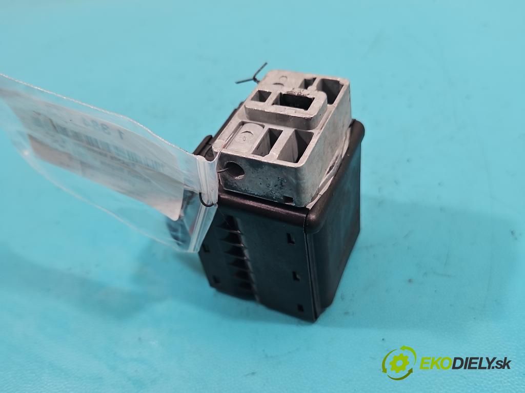 Renault Megane III 2008-2016 1.6 16V 110 HP manual 81 kW 1598 cm3 5- Blokáda: řízení: 487004399R (Ostatné)