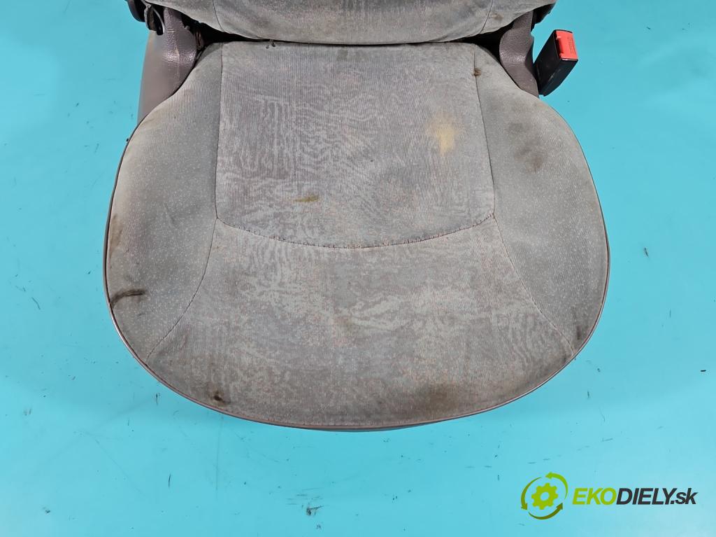 Peugeot 206 1.1 60 HP manual 44 kW 1124 cm3 3- Sedačka pravý  (Sedačky, sedadlá)