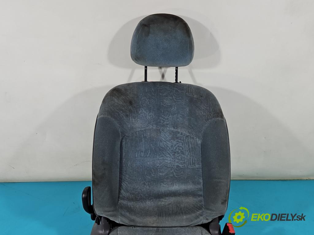 Peugeot 206 1.1 60 HP manual 44 kW 1124 cm3 3- Sedačka pravý  (Sedačky, sedadlá)