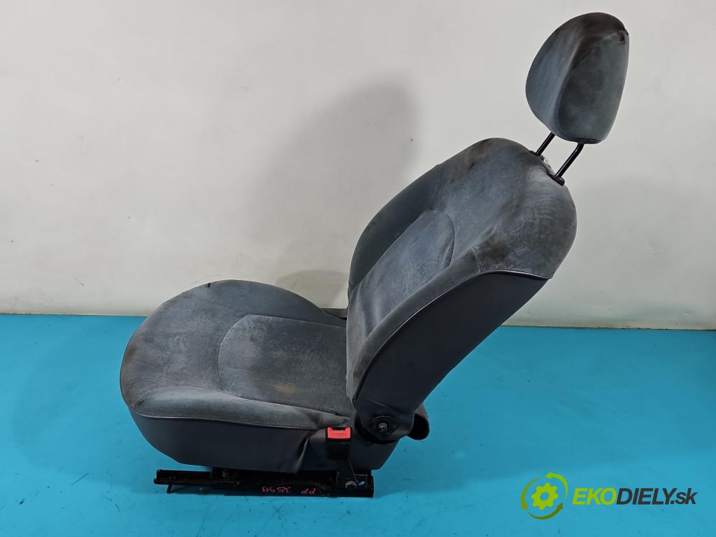 Peugeot 206 1.1 60 HP manual 44 kW 1124 cm3 3- Sedačka pravý  (Sedačky, sedadlá)