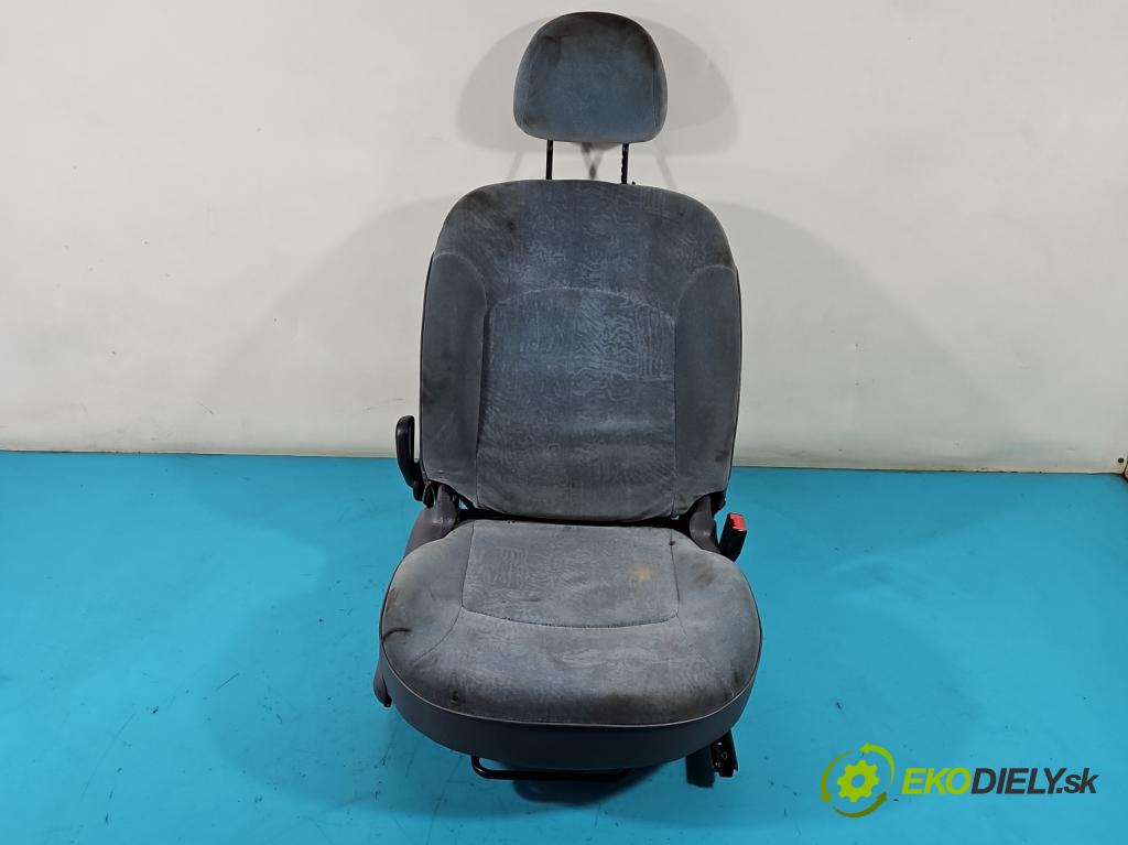 Peugeot 206 1.1 60 HP manual 44 kW 1124 cm3 3- Sedačka pravý  (Sedačky, sedadlá)