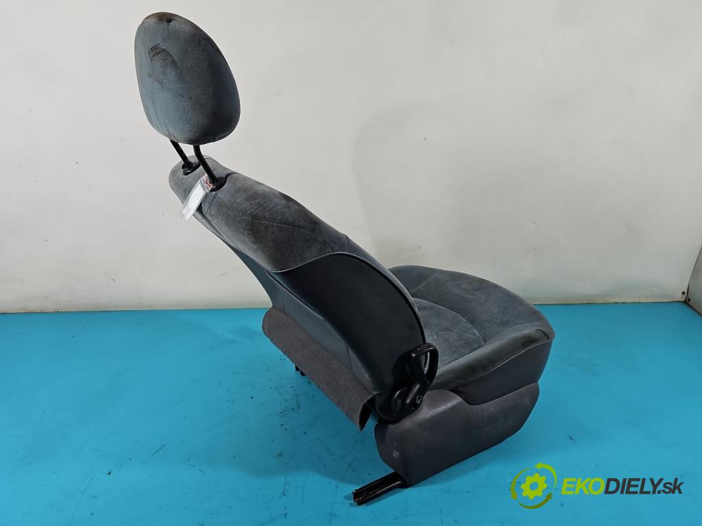 Peugeot 206 1.1 60 HP manual 44 kW 1124 cm3 3- Sedačka pravý  (Sedačky, sedadlá)