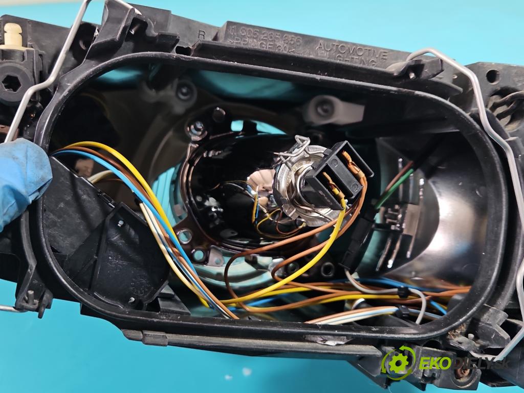 Volvo S40 II 2004-2012 1.8 16V 125 HP manual 92 kW 1798 cm3 4- Reflektor: pravý 30698874 (Pravé)