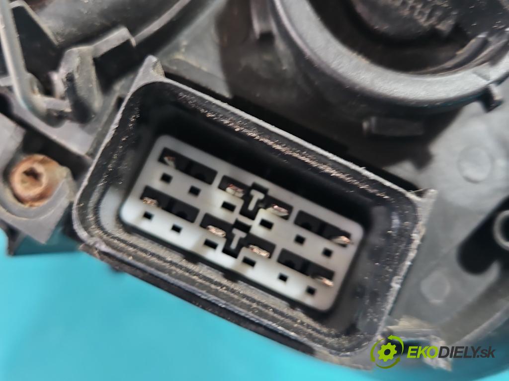 Volvo S40 II 2004-2012 1.8 16V 125 HP manual 92 kW 1798 cm3 4- Reflektor: pravý 30698874 (Pravé)