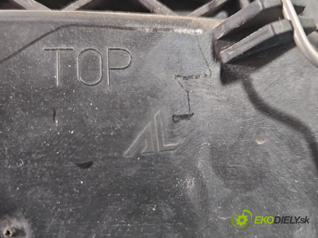 Volvo S40 II 2004-2012 1.8 16V 125 HP manual 92 kW 1798 cm3 4- Reflektor: pravý 30698874 (Pravé)