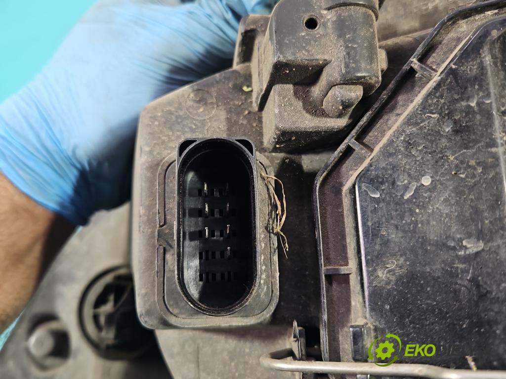 Ford Focus Mk1 1998-2004 1.6 16V 101 HP manual 74 kW 1596 cm3 5- Reflektor: pravý  (Pravé)