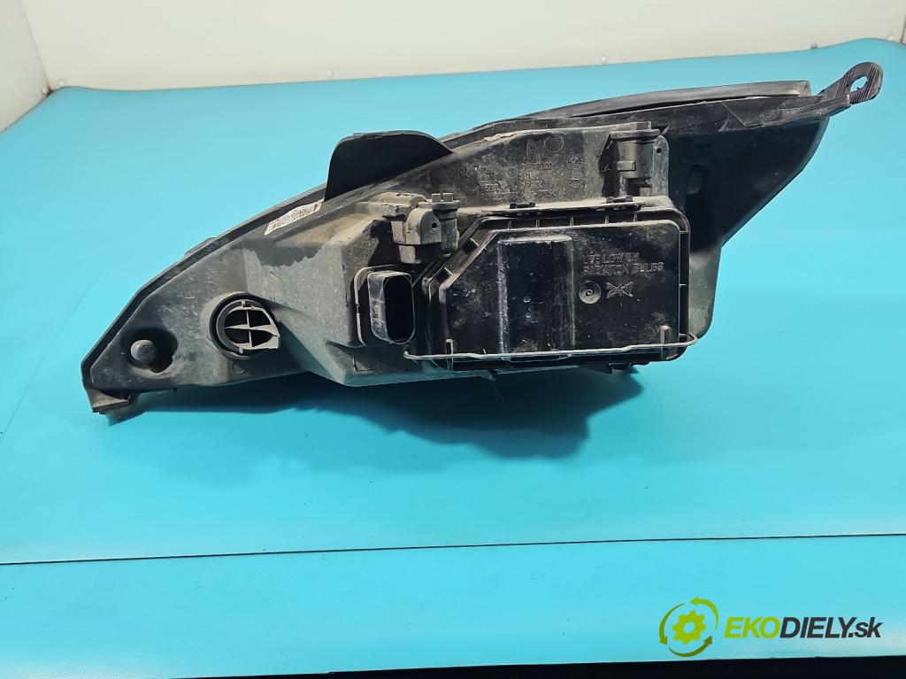 Ford Focus Mk1 1998-2004 1.6 16V 101 HP manual 74 kW 1596 cm3 5- Reflektor: pravý  (Pravé)