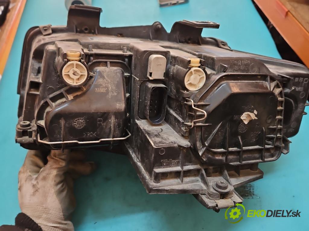 Audi A4 B6 2000-2004 2.0 20V 131 HP automatic 96 kW 1984 cm3 4- Reflektor: pravý 8E0941004F (Pravé)