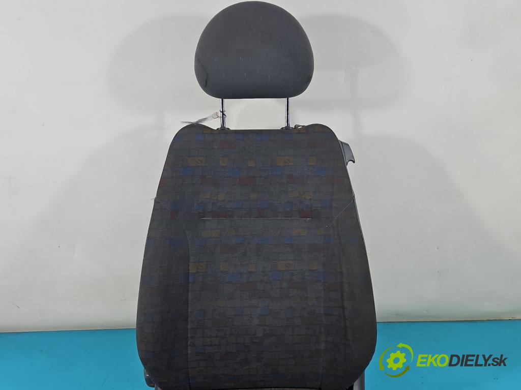 Opel Corsa C 2000-2006 1.0 12V 58 HP manual 43 kW 973 cm3 3- Sedačka ľavý  (Sedačky, sedadlá)