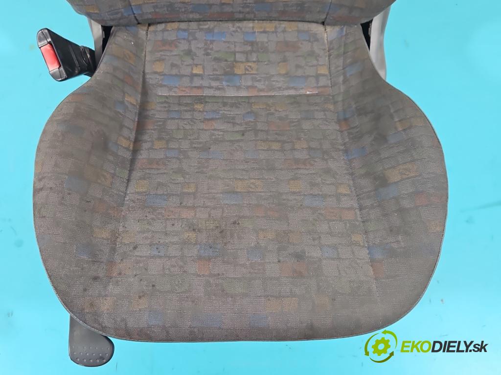 Opel Corsa C 2000-2006 1.0 12V 58 HP manual 43 kW 973 cm3 3- Sedačka ľavý  (Sedačky, sedadlá)