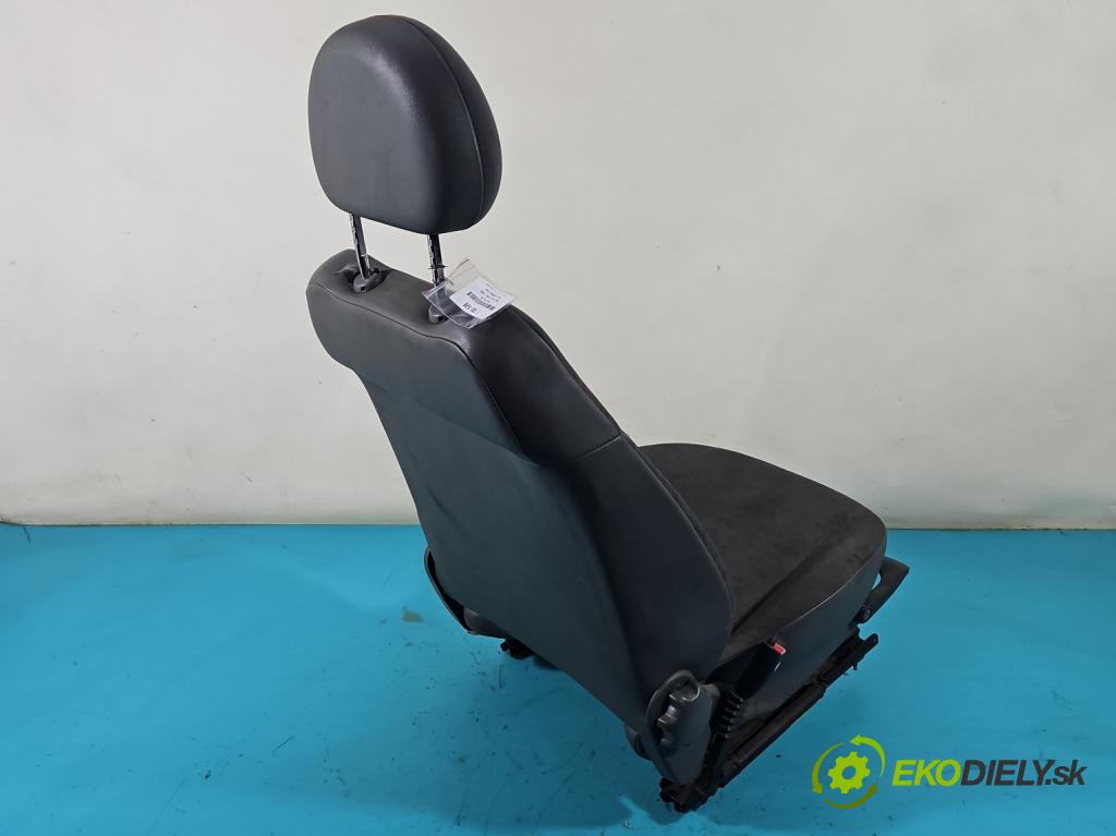 Opel Corsa C 2000-2006 1.0 12V 58 HP manual 43 kW 973 cm3 3- Sedačka ľavý  (Sedačky, sedadlá)