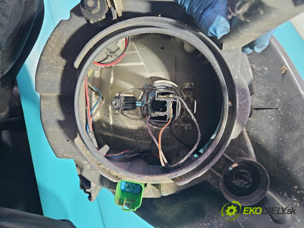 Ford Fiesta Mk6 2002-2008 1.3 60 HP manual 44 kW 1299 cm3 5- Reflektor: pravý 0301224302 (Pravé)