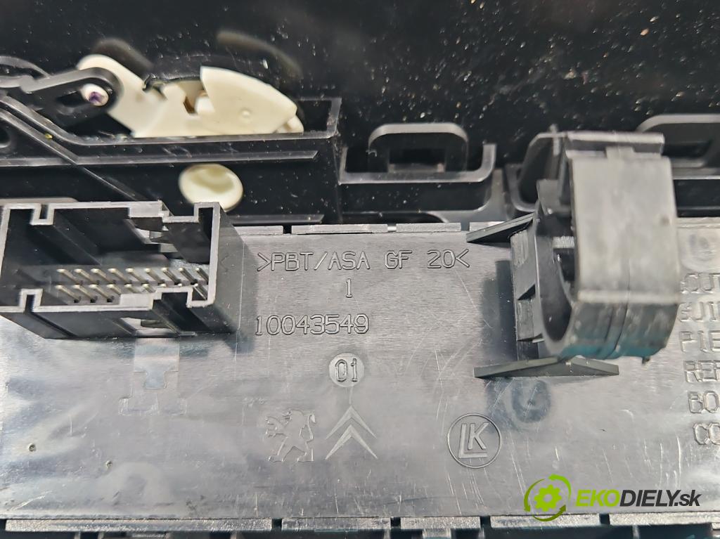 Peugeot 5008 I 2009-2017 2.0 hdi 163 HP automatic 120 kW 1997 cm3 5- Mřížka: kúrenia stredová 9686528077 (Mriežky kúrenia (fukáre))