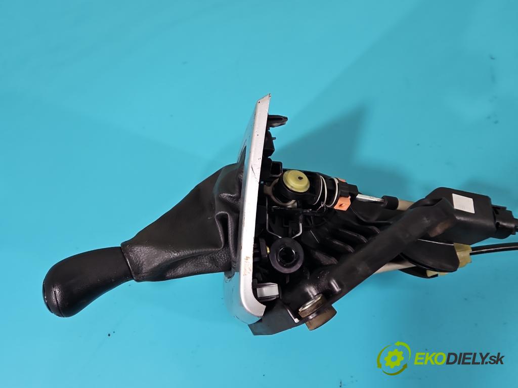 Mazda 5  2005-2010 1.8 16V 116 HP manual 85 kW 1798 cm3 5- Páka: Změny: stupeň,rýchlosť  (Rýchlostné páky / kulisy)