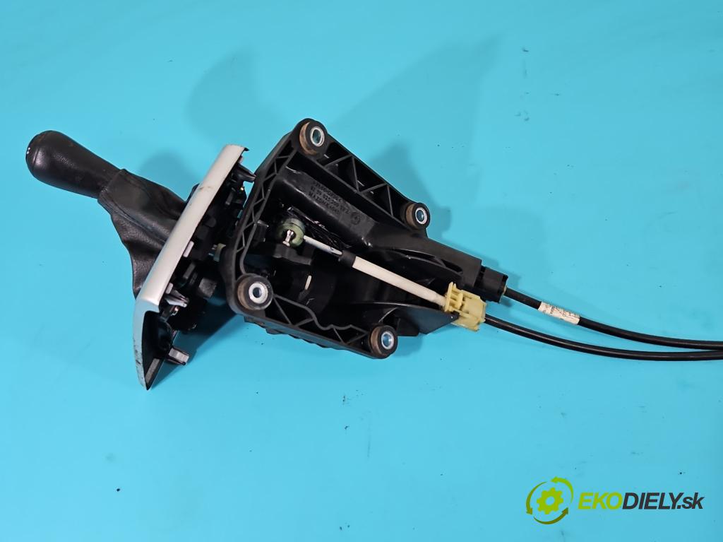 Mazda 5  2005-2010 1.8 16V 116 HP manual 85 kW 1798 cm3 5- Páka: Změny: stupeň,rýchlosť  (Rýchlostné páky / kulisy)