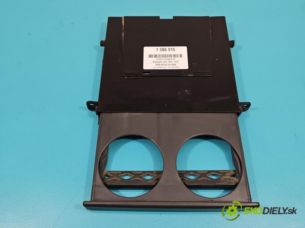 Mitsubishi L200 1996-2007 2.5d 75 HP manual 55 kW 2477 cm3 5- Rukojeť: na nápoje: MB869860-01 (Úchyty, držiaky na nápoje)