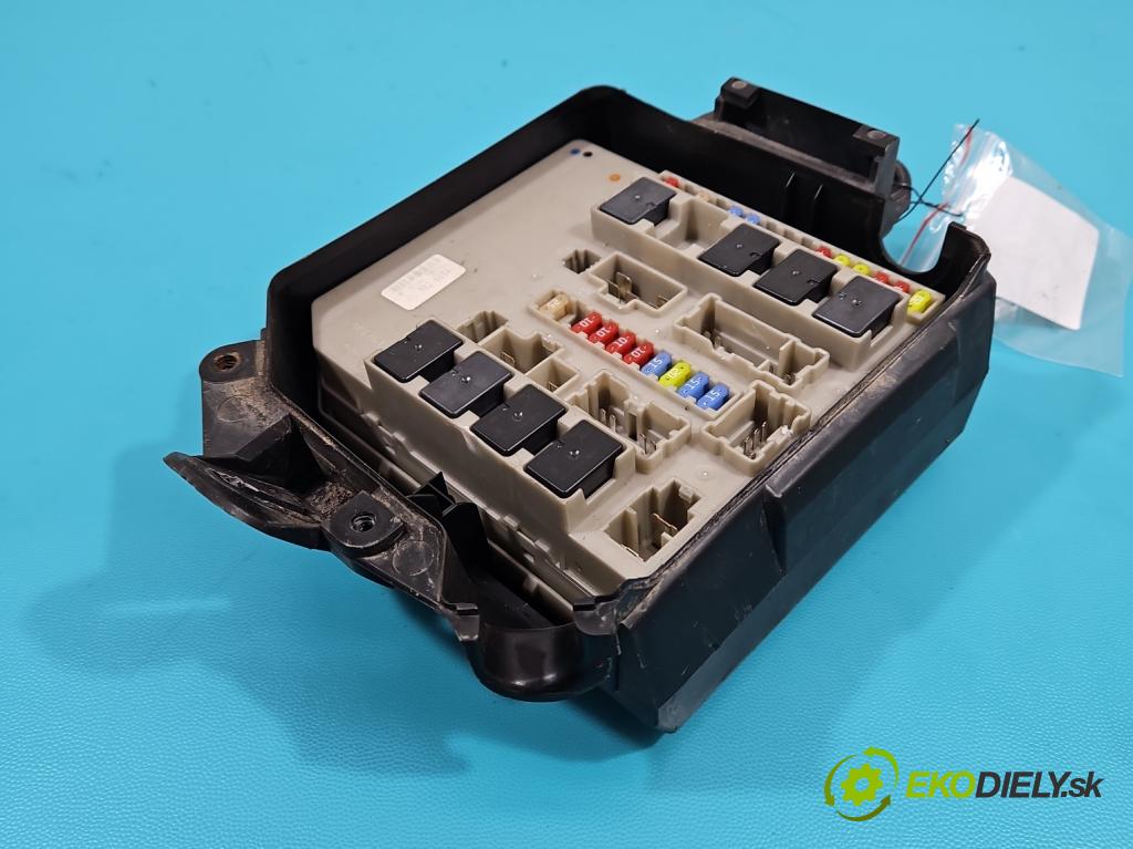 Renault Clio III 2005-2012 1,2.0 16v 101 hp manual 74 kW 1149 cm3 5- skříňka pojistková 8200683706 (Pojistkové skříňky)