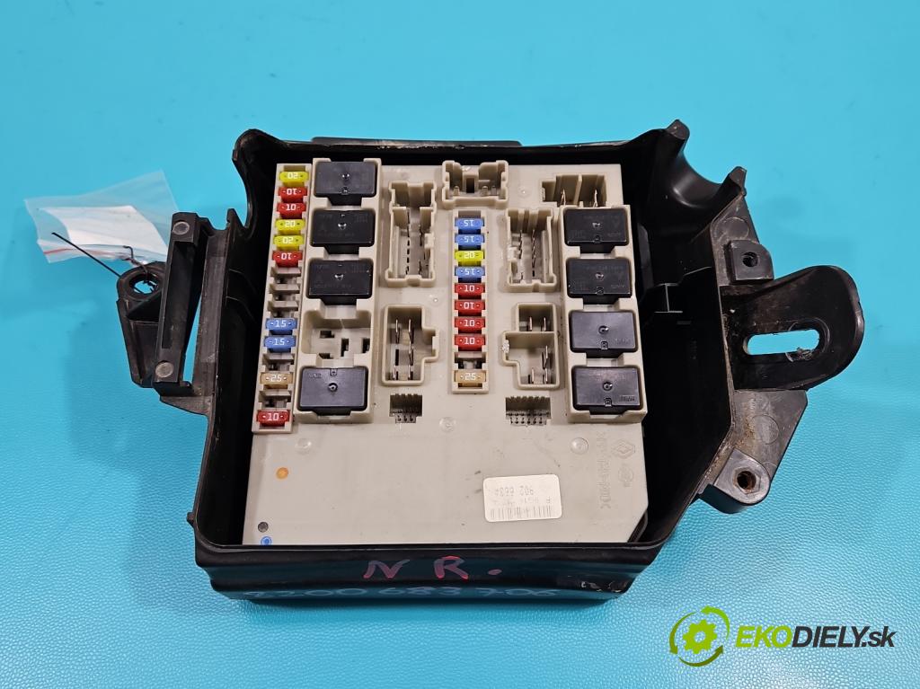Renault Clio III 2005-2012 1,2.0 16v 101 hp manual 74 kW 1149 cm3 5- skříňka pojistková 8200683706 (Pojistkové skříňky)