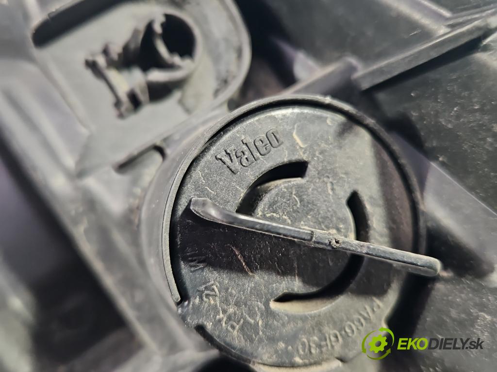 Renault Clio III 2005-2012 1,2.0 16v 101 HP manual 74 kW 1149 cm3 5- Reflektor: pravý 8200892498 (Pravé)