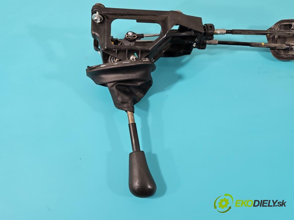 Peugeot 107 1.0 68 HP manual 50 kW 998 cm3 3- Páka: Změny: stupeň,rýchlosť 112101942 (Rýchlostné páky / kulisy)