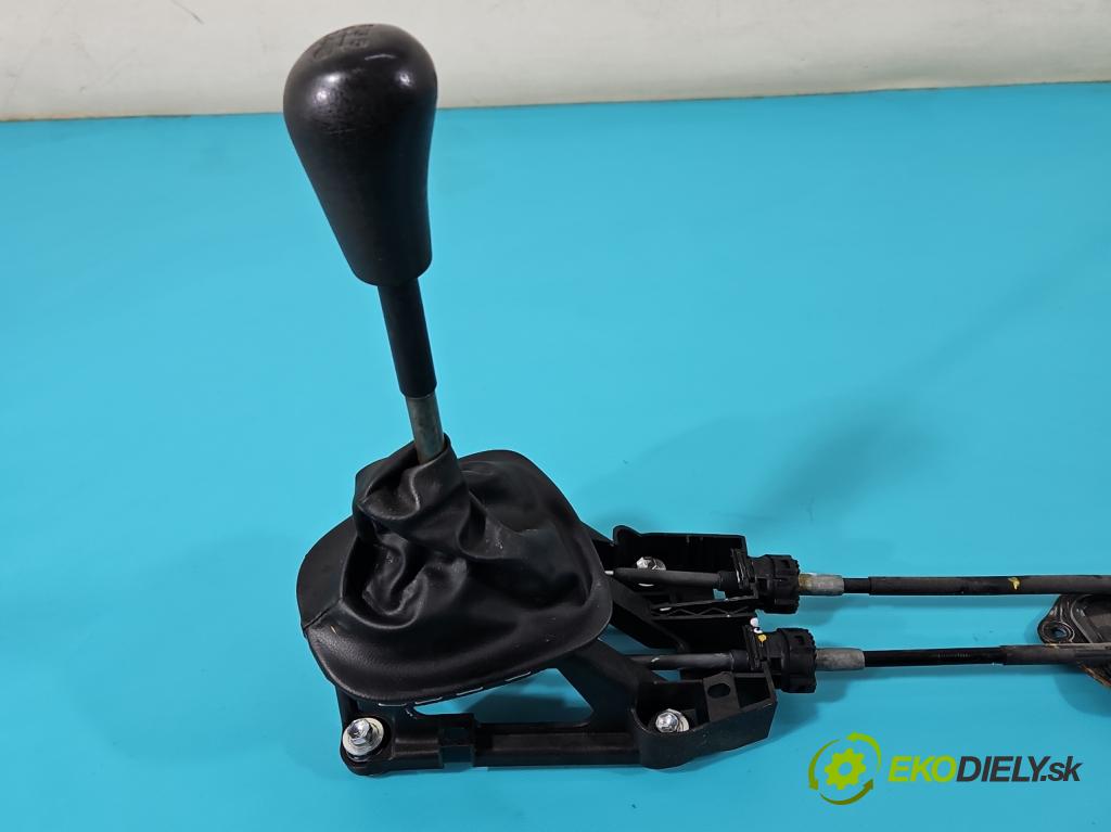 Peugeot 107 1.0 68 HP manual 50 kW 998 cm3 3- Páka: Změny: stupeň,rýchlosť 112101942 (Rýchlostné páky / kulisy)