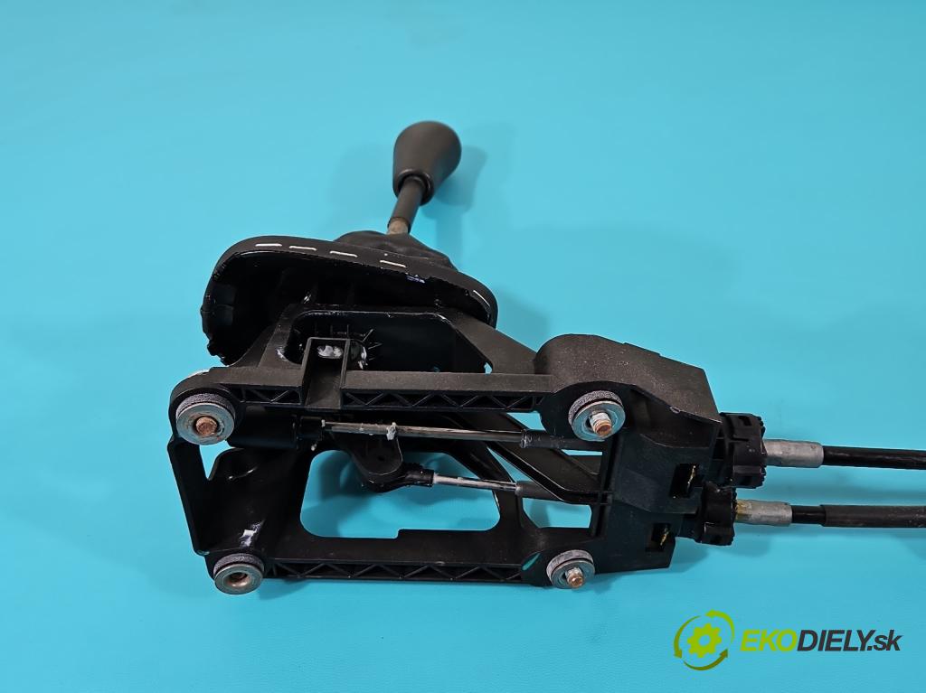 Peugeot 107 1.0 68 HP manual 50 kW 998 cm3 3- Páka: Změny: stupeň,rýchlosť 112101942 (Rýchlostné páky / kulisy)